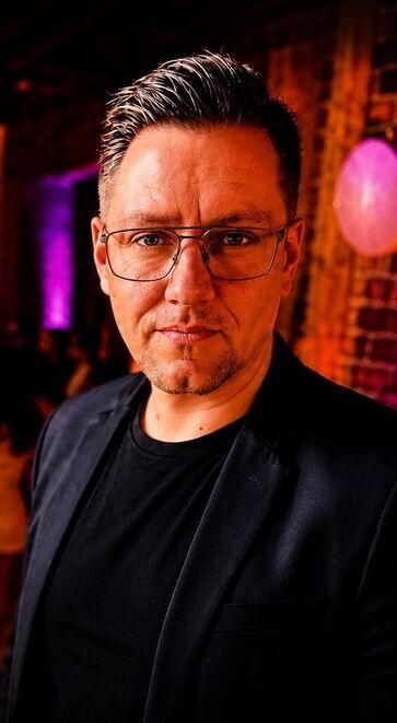 DJ Stefan Masur im Header-Bild Musicdreams 2026